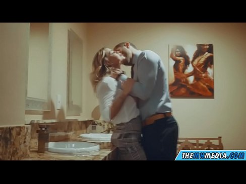 ❤️ Nalika pirang busty seduces anjeun dina restroom umum ngan porno di urang% su.sexygirlspics-com.ru%
